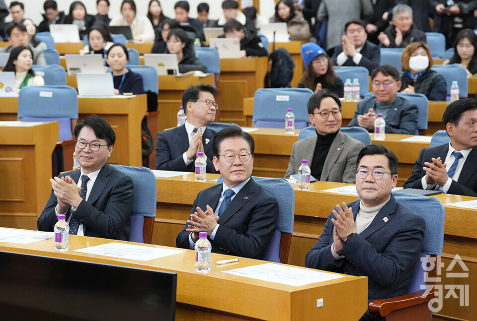 7일 서울 여의도 국회에서 다함께 만드는 세상 '모두의질문Q' 출범식이 열리고 있다. 이한주 더불어민주당 민주연구원장, 이재명 더불어민주당 대표, 박찬대 더불어민주당 원내대표가 참석하고 있다. /최대성 기자 dpdaesung@sporbiz.co.kr 2025.02.07.