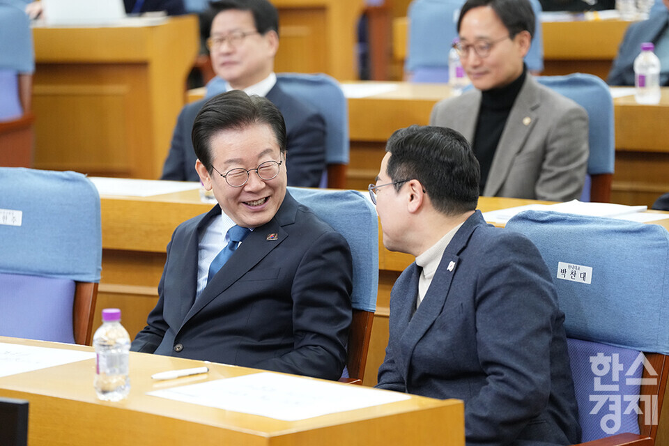 7일 서울 여의도 국회에서 다함께 만드는 세상 '모두의질문Q' 출범식이 열리고 있다. 이재명 더불어민주당 대표, 박찬대 더불어민주당 원내대표가 이야기 하고 있다. /최대성 기자 dpdaesung@sporbiz.co.kr 2025.02.07.