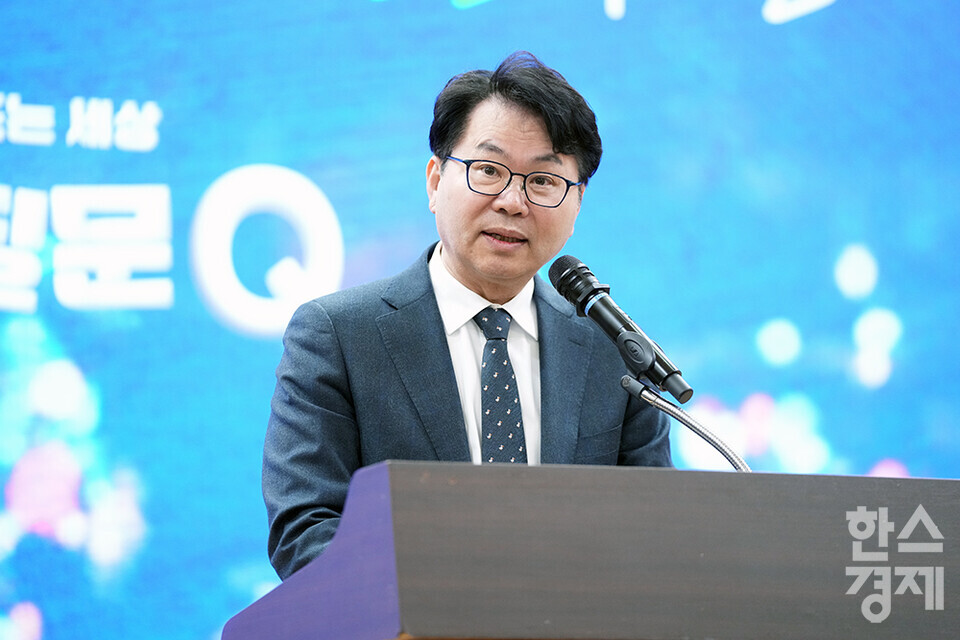 7일 서울 여의도 국회에서 다함께 만드는 세상 '모두의질문Q' 출범식이 열리고 있다. 이한주 더불어민주당 민주연구원장이 발언하고 있다. /최대성 기자 dpdaesung@sporbiz.co.kr 2025.02.07.