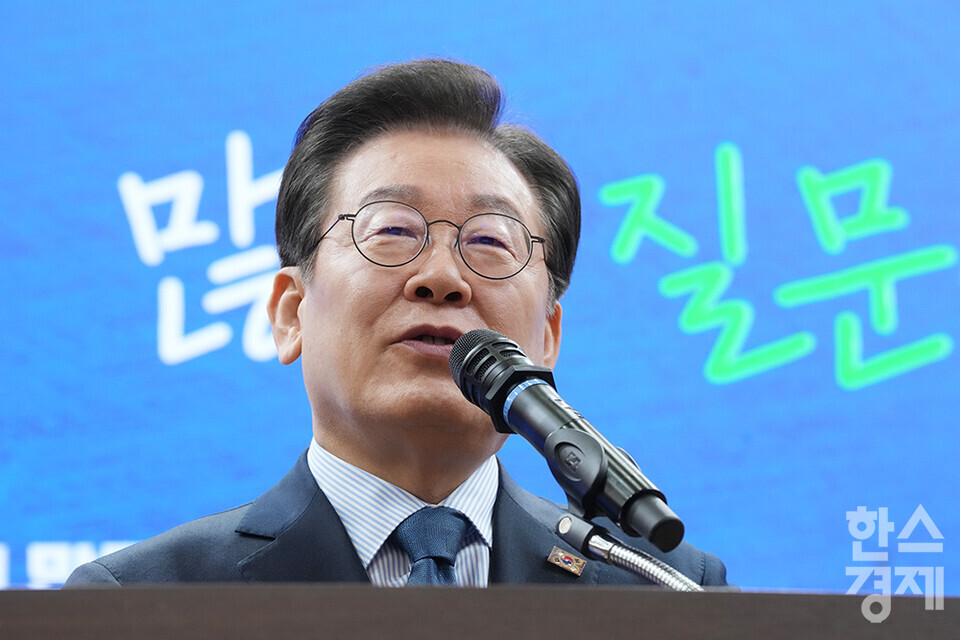 7일 서울 여의도 국회에서 다함께 만드는 세상 '모두의질문Q' 출범식이 열리고 있다. 이재명 더불어민주당 대표가 격려사를 하고 있다. /최대성 기자 dpdaesung@sporbiz.co.kr 2025.02.07.