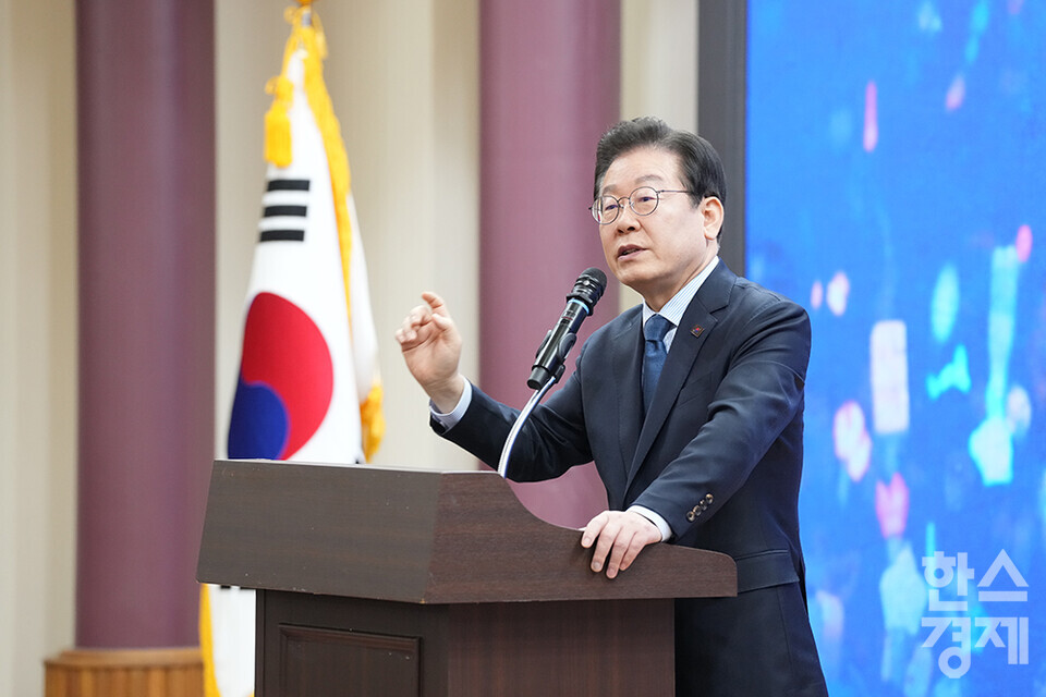 7일 서울 여의도 국회에서 다함께 만드는 세상 '모두의질문Q' 출범식이 열리고 있다. 이재명 더불어민주당 대표가 격려사를 하고 있다. /최대성 기자 dpdaesung@sporbiz.co.kr 2025.02.07.