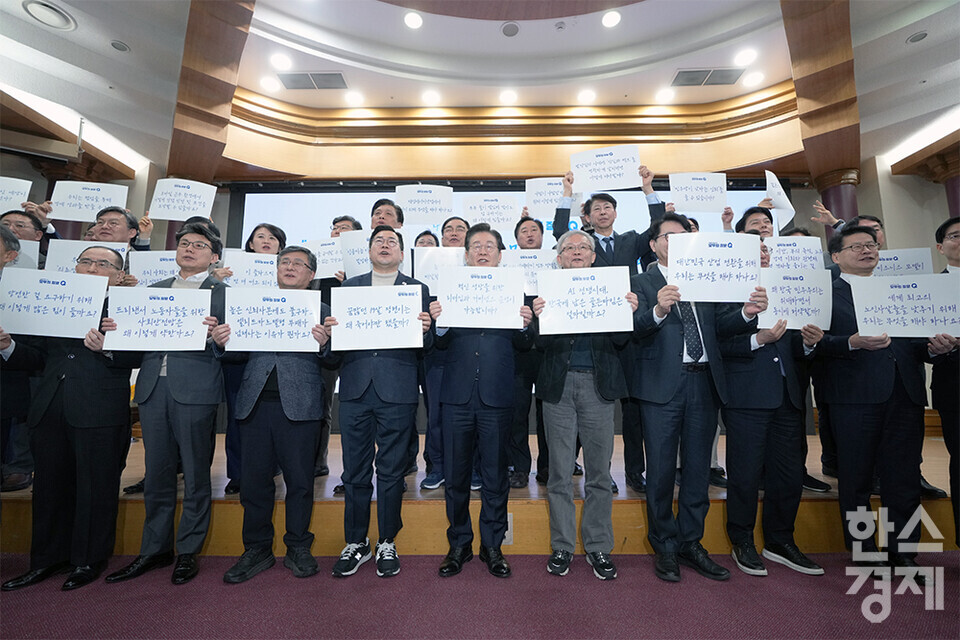 7일 서울 여의도 국회에서 다함께 만드는 세상 '모두의질문Q' 출범식이 열리고 있다. 이재명 더불어민주당 대표를 비롯한 주요 참석자들이 모두의 질문 판넬을 들고 기념촬영을 하고 있다. /최대성 기자 dpdaesung@sporbiz.co.kr 2025.02.07.