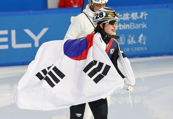 8일 중국 하얼빈 헤이룽장 빙상훈련센터 다목적홀에서 열린 하얼빈 동계아시안게임 쇼트트랙 여자 1,500m 결승에서 김길리가 금메달을 따낸 뒤 기뻐하고 있다. /연합뉴스