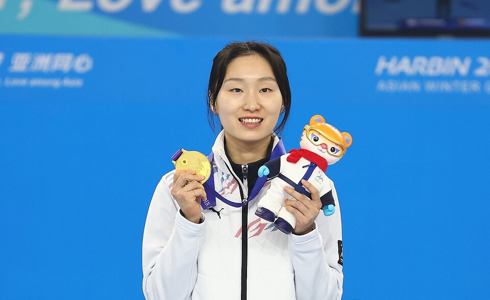 8일 중국 하얼빈 헤이룽장 빙상훈련센터 다목적홀에서 열린 하얼빈 동계아시안게임 여자 500m 결승 시상식에서 금메달을 차지한 최민정이 포즈를 취하고 있다. /연합뉴스