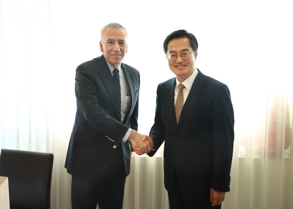 김 지사는 지난해 12월 24일, 필립 골드버그 주한 미국대사와 면담을 통해 트럼프 2기 정부 출범을 앞둔 상황에서 비상계엄 및 탄핵사태 속 한국을 둘러싼 국제정세에 대해 의견을 나눴다./ 경기도 제공