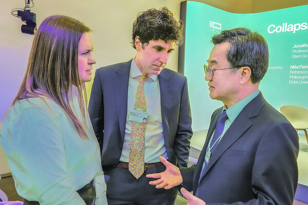 김 지사의 이 같은 외교·안보 행보는 지난 1월 18일~24일까지 스위스 다보스에서 열린 2025 세계경제포럼(World Economic Forum. WEF. 다보스 포럼)에서 힘을 발휘했다./ 경기도 제공