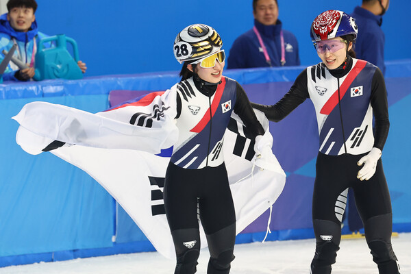 8일 중국 하얼빈 헤이룽장 빙상훈련센터 다목적홀에서 열린 하얼빈 동계아시안게임 쇼트트랙 여자 1,500m 결승에서 김길리가 금메달을 따낸 뒤 태극기를 두르고 최민정의 축하를 받고 있다. /연합뉴스