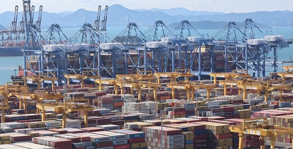 부산항 신항 부두에 컨테이너가 쌓여있다./연합뉴스