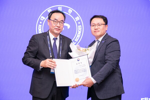 김상민 고려대학교 구로병원 정형외과 교수(오른쪽)가 대한의학회 정기총회에서 보건복지부장관 표창을 수상했다./고려대 구로병원 제공