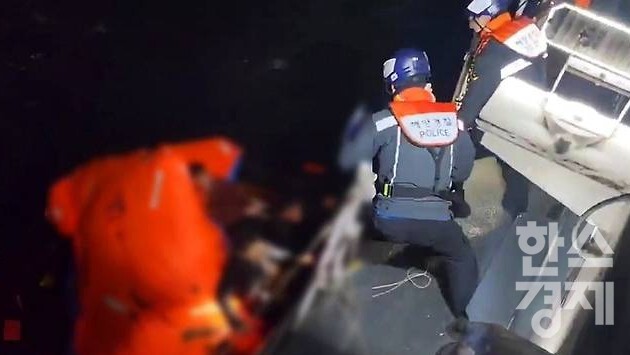▲승선원 구조작업 (사진=여수해경)