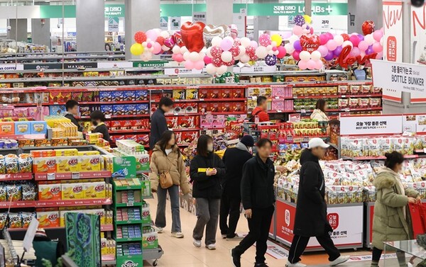 서울의 한 대형마트에서 시민들이 장을 보고 있다./연합뉴스.