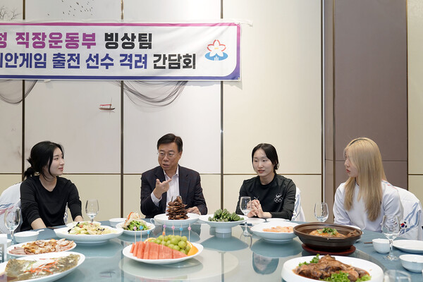 신상진 성남시장이 제9회 동계아시안게임에서 역대 최고의 성적을 거둔 성남시청 빙상팀을 격려하는 간담회를 지난 9일 하얼빈에서 개최했다./ 성남시 제공