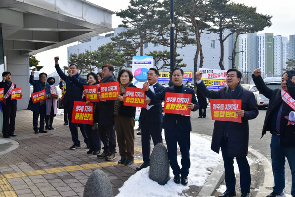 완주군의회는 10일 대통령직속 지방시대위원회가 완주·전주 행정통합과 관련해 군의회를 방문한 현장간담회 자리에서 반대의사를 명확히 했다./의회 제공