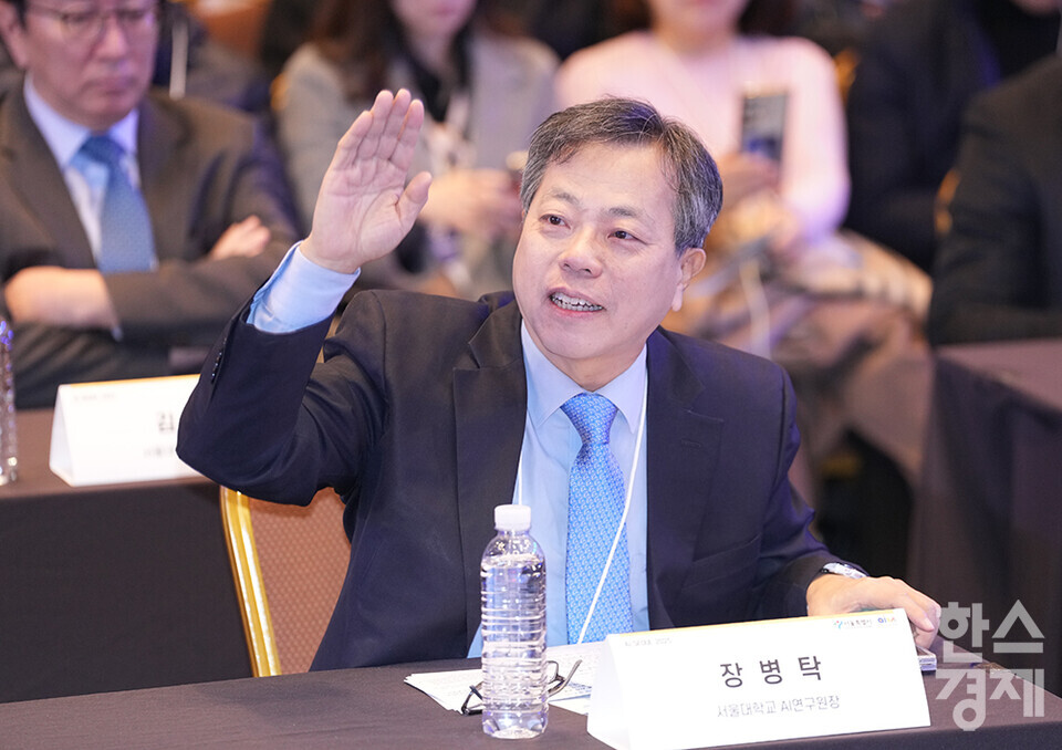 장병탁 서울대학교 AI연구원장이 11일 서울 강남구 코엑스 그랜드볼룸에서 열린 'AI Seoul 2025' 콘퍼런스에 참석하고 있다. /최대성 기자 dpdaesung@sporbiz.co.kr 2025.02.11.