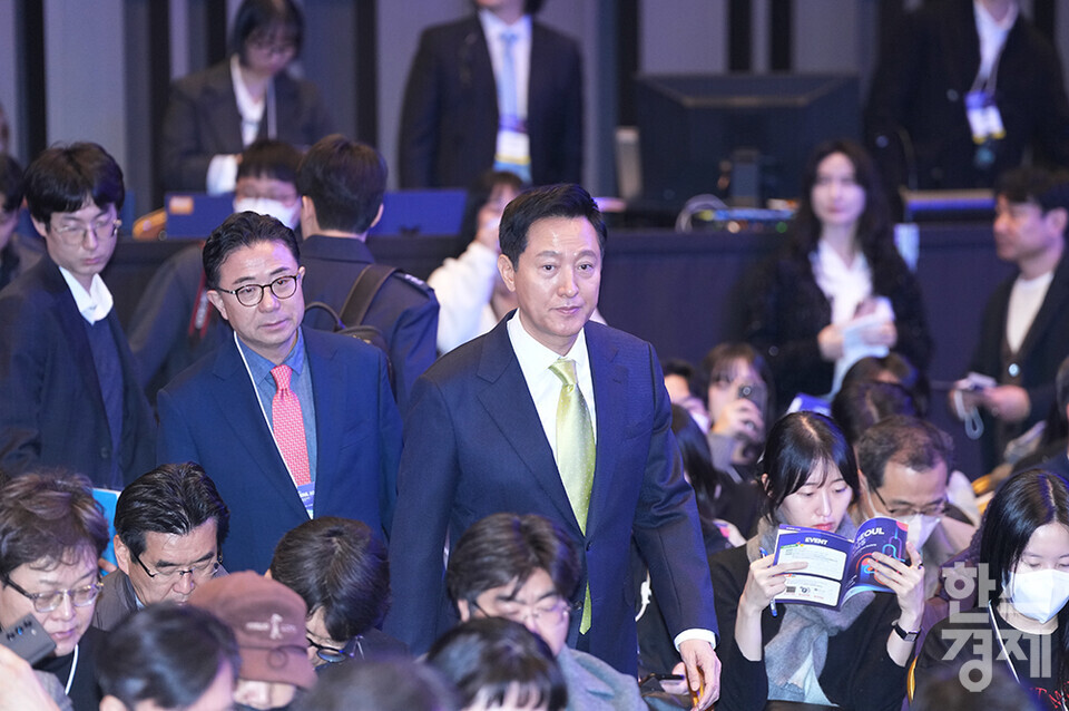 오세훈 서울시장이 11일 서울 강남구 코엑스 그랜드볼룸에서 열린 'AI Seoul 2025' 콘퍼런스에 참석하고 있다. /최대성 기자 dpdaesung@sporbiz.co.kr 2025.02.11.