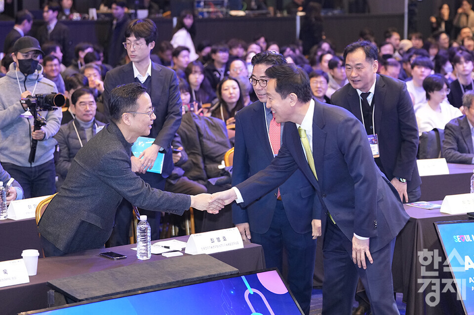 오세훈 서울시장이 11일 서울 강남구 코엑스 그랜드볼룸에서 열린 'AI Seoul 2025' 콘퍼런스에 참석해 주요 내빈들과 인사를 나누고 있다. /최대성 기자 dpdaesung@sporbiz.co.kr 2025.02.11.