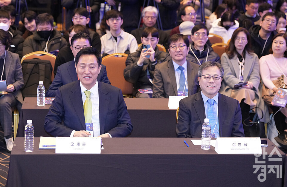 오세훈 서울시장과 장병탁 서울대학교 AI연구원장이 11일 서울 강남구 코엑스 그랜드볼룸에서 열린 'AI Seoul 2025' 콘퍼런스에 참석하고 있다. /최대성 기자 dpdaesung@sporbiz.co.kr 2025.02.11.