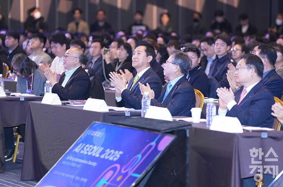 오세훈 서울시장과 장병탁 서울대학교 AI연구원장 등 내빈들이 11일 서울 강남구 코엑스 그랜드볼룸에서 열린 'AI Seoul 2025' 콘퍼런스에 참석해 개회식을 하고 있다. /최대성 기자 dpdaesung@sporbiz.co.kr 2025.02.11. 있다. /최대성 기자 dpdaesung@sporbiz.co.kr 2025.02.11.