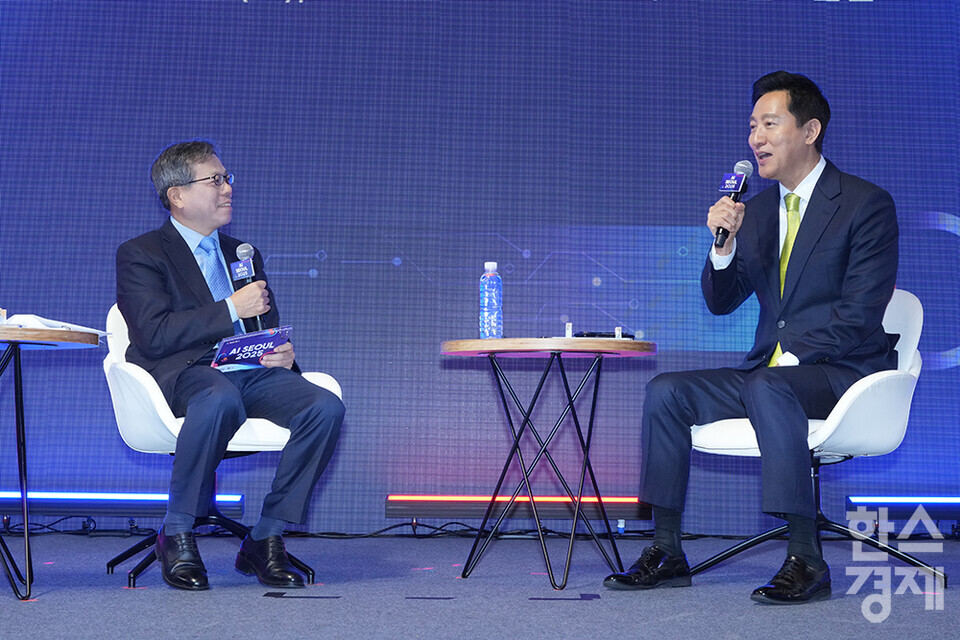 오세훈 서울시장이 11일 서울 강남구 코엑스 그랜드볼룸에서 열린 'AI Seoul 2025' 콘퍼런스 특별대담 순서에서 발언하고 있다. /최대성 기자 dpdaesung@sporbiz.co.kr 2025.02.11.