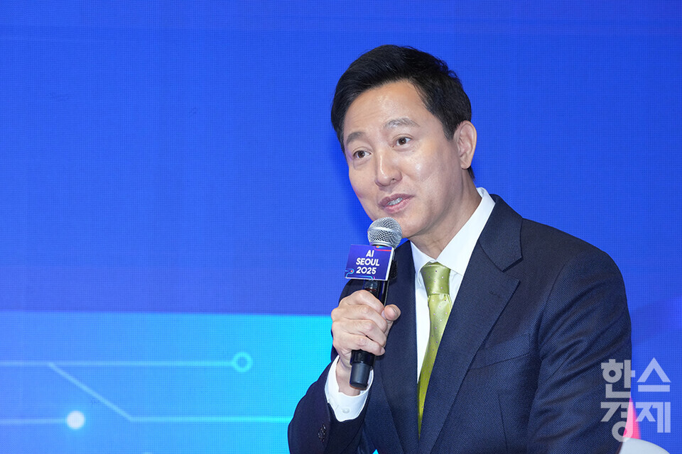 오세훈 서울시장이 11일 서울 강남구 코엑스 그랜드볼룸에서 열린 'AI Seoul 2025' 콘퍼런스 특별대담 순서에서 발언하고 있다. /최대성 기자 dpdaesung@sporbiz.co.kr 2025.02.11.