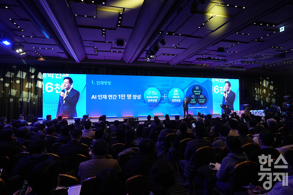 오세훈 서울시장이 11일 서울 강남구 코엑스 그랜드볼룸에서 열린 'AI Seoul 2025' 콘퍼런스에서 AI 비전 발표를 하고 있다. /최대성 기자 dpdaesung@sporbiz.co.kr 2025.02.11.