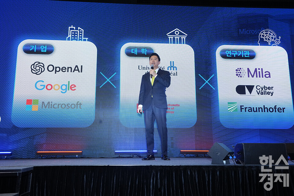 오세훈 서울시장이 11일 서울 강남구 코엑스 그랜드볼룸에서 열린 'AI Seoul 2025' 콘퍼런스에서 AI 비전 발표를 하고 있다. /최대성 기자 dpdaesung@sporbiz.co.kr 2025.02.11.