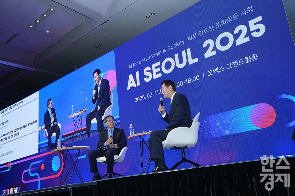 오세훈 서울시장이 11일 서울 강남구 코엑스 그랜드볼룸에서 열린 'AI Seoul 2025' 콘퍼런스 특별대담 순서에서 발언하고 있다. /최대성 기자 dpdaesung@sporbiz.co.kr 2025.02.11.