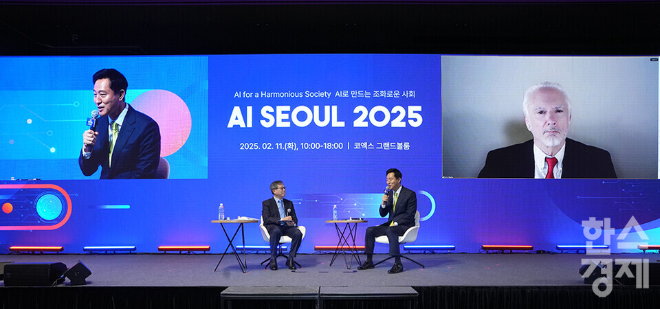 오세훈 서울시장이 11일 서울 강남구 코엑스 그랜드볼룸에서 열린 'AI Seoul 2025' 콘퍼런스 특별대담 순서에서 제리 카플란 스탠퍼드대학교 교수와 토론하고 있다. /최대성 기자 dpdaesung@sporbiz.co.kr 2025.02.11.