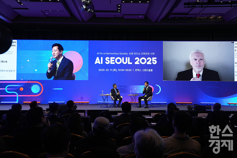 오세훈 서울시장이 11일 서울 강남구 코엑스 그랜드볼룸에서 열린 'AI Seoul 2025' 콘퍼런스 특별대담 순서에서 제리 카플란 스탠퍼드대학교 교수와 토론하고 있다. /최대성 기자 dpdaesung@sporbiz.co.kr 2025.02.11.