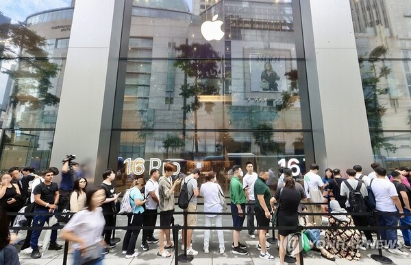 애플의 첫 인공지능(AI) 스마트폰 아이폰16 시리즈가 출시된 지난달 20일 오전 서울 중구 명동 애플스토어 입장 대기 줄이 길게 늘어서 있다.  / 연합