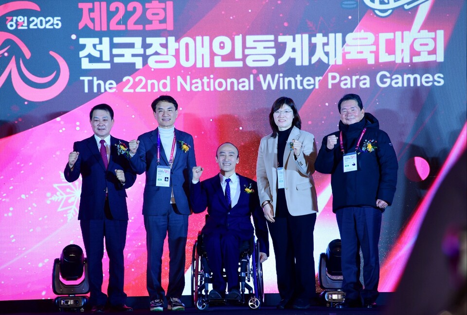 (왼쪽부터) 김시성 강원특별자치도의회 의장, 김진태 강원도지사,  정진완 대한장애인체육회장, 장미란 문체부 제2차관, 신경호 강원도 교육감이 제22회 전국장애인체육대회 개회식에서 기념촬영을 하고 있다. /문화체육관광부 제공