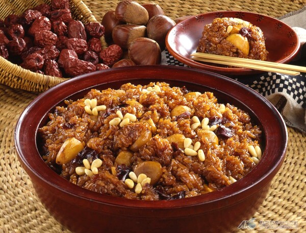 정월대보름에는 견과류가 든 약밥을 만들어 먹는 전통 음식 풍속이 있다./한국학중앙연구원