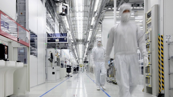 정부가 올해 반도체, 자동차 등 국내 10대 제조업에 지난해보다 7% 증가한 119조원을 투자한다.  / 삼성전자