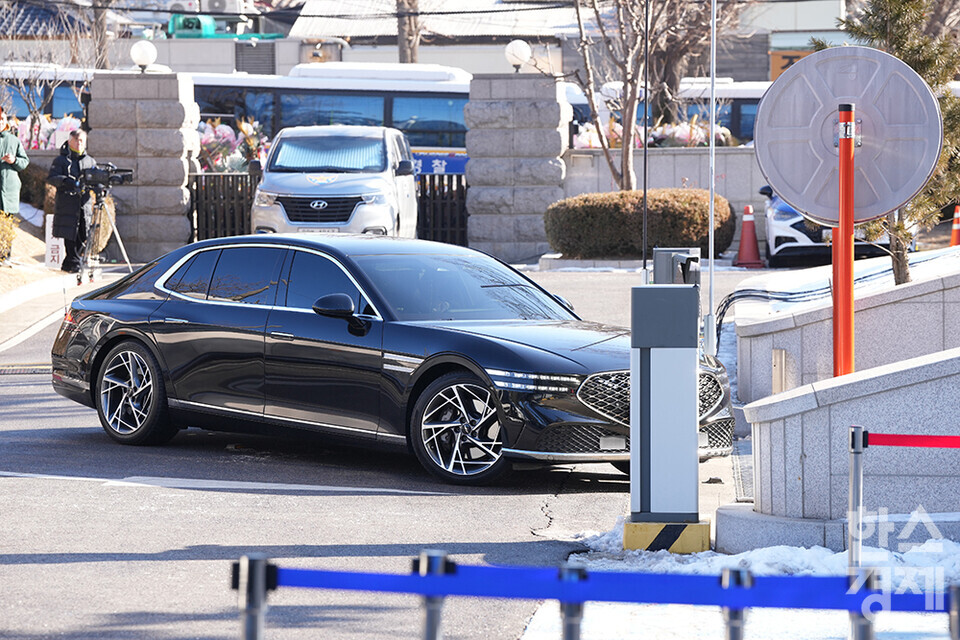 조태용 국정원장이 탑승한 차량이 13일 오전 서울 종로구 헌법재판소에서 열리는 윤석열 대통령 탄핵 심판 8차 변론기일을 위해 주차장으로 내려가고 있다. 이날 조 원장은 증인으로 출석한다. /최대성 기자 dpdaesung@sporbiz.co.kr 2025.02.13.(사진공동취재단)
