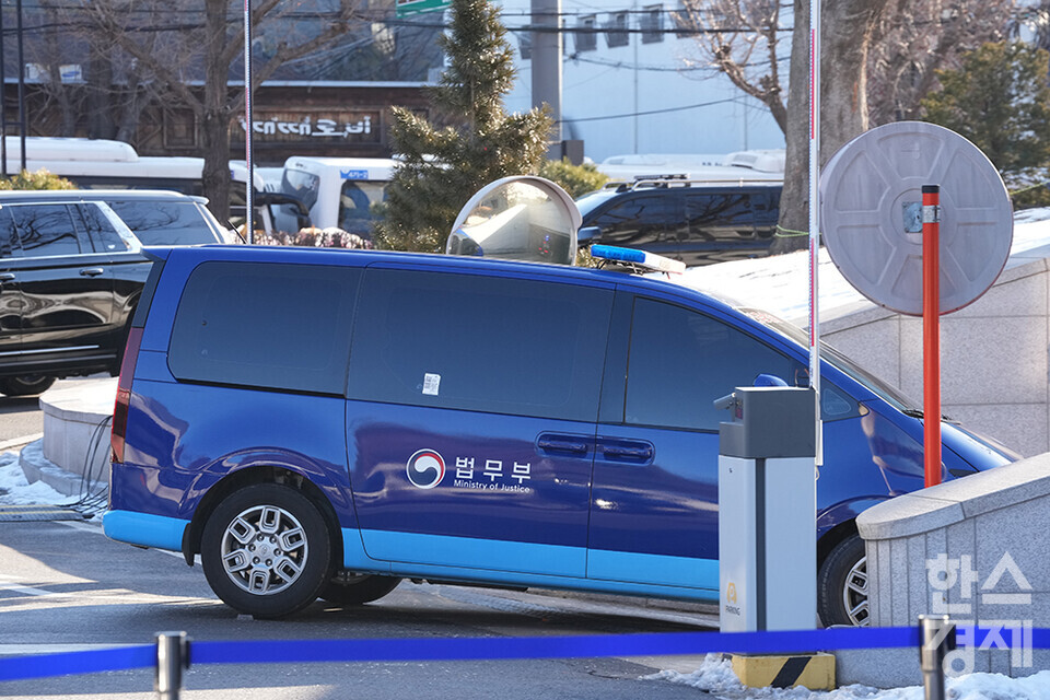 윤석열 대통령이 탑승한 호송차가 13일 오전 서울 종로구 헌법재판소 지하주차장으로 내려가고 있다. /최대성 기자 dpdaesung@sporbiz.co.kr 2025.02.13.(사진공동취재단)