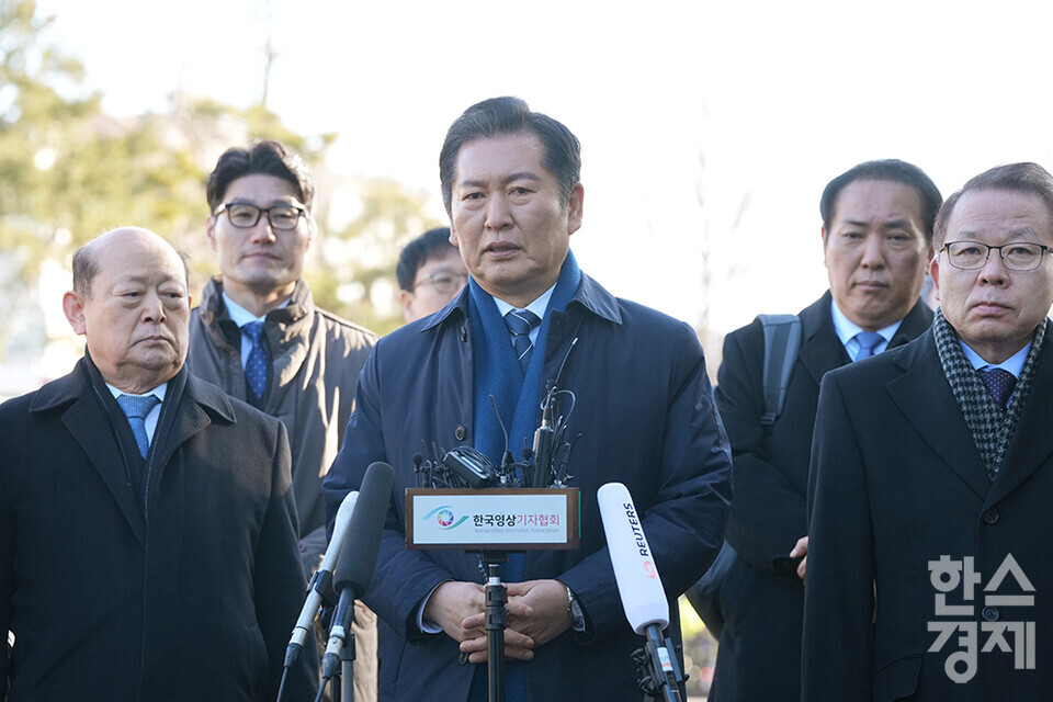 정청래 국회 탄핵소추위원장이 13일 오전 서울 종로구 헌법재판소에서 열리는 윤석열 대통령 탄핵 심판 8차 변론기일 참석에 앞서 취재진의 질문에 답변하고 있다. /최대성 기자 dpdaesung@sporbiz.co.kr 2025.02.13.(사진공동취재단)