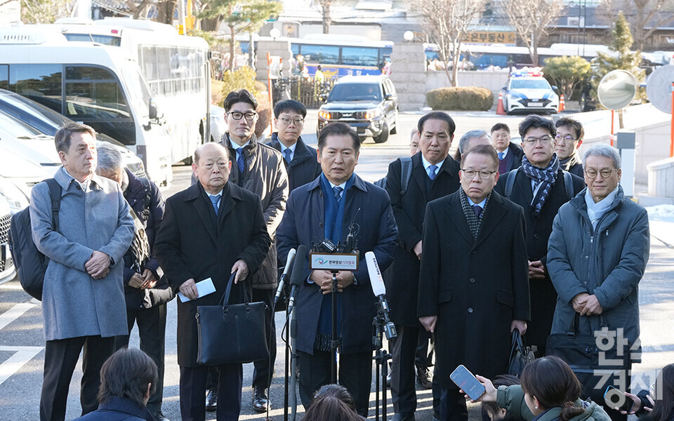 정청래 국회 탄핵소추위원장이 13일 오전 서울 종로구 헌법재판소에서 열리는 윤석열 대통령 탄핵 심판 8차 변론기일 참석에 앞서 취재진의 질문에 답변하고 있다. /최대성 기자 dpdaesung@sporbiz.co.kr 2025.02.13.(사진공동취재단)