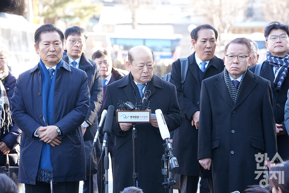 송두환 국회 대리인단 변호사가 13일 오전 서울 종로구 헌법재판소에서 열리는 윤석열 대통령 탄핵 심판 8차 변론기일 참석에 앞서 취재진의 질문에 답변하고 있다. /최대성 기자 dpdaesung@sporbiz.co.kr 2025.02.13.(사진공동취재단)
