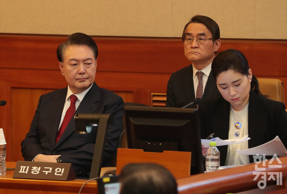 윤석열 대통령이 13일 서울 종로구 헌법재판소에서 열리는 탄핵심판 8차 변론에 출석하고 있다. /최대성 기자 dpdaesung@sporbiz.co.kr 2025.02.13.(사진공동취재단)