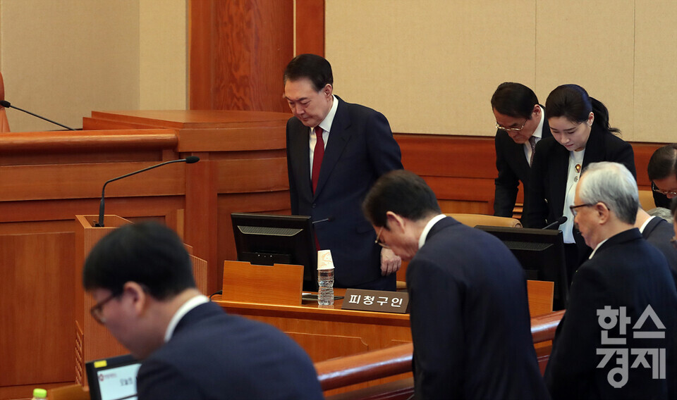 윤석열 대통령이 13일 서울 종로구 헌법재판소에서 열리는 탄핵심판 8차 변론에 출석하고 있다. /최대성 기자 dpdaesung@sporbiz.co.kr 2025.02.13.(사진공동취재단)