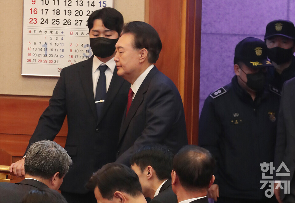 윤석열 대통령이 13일 서울 종로구 헌법재판소에서 열리는 탄핵심판 8차 변론에 출석하고 있다. /최대성 기자 dpdaesung@sporbiz.co.kr 2025.02.13.(사진공동취재단)