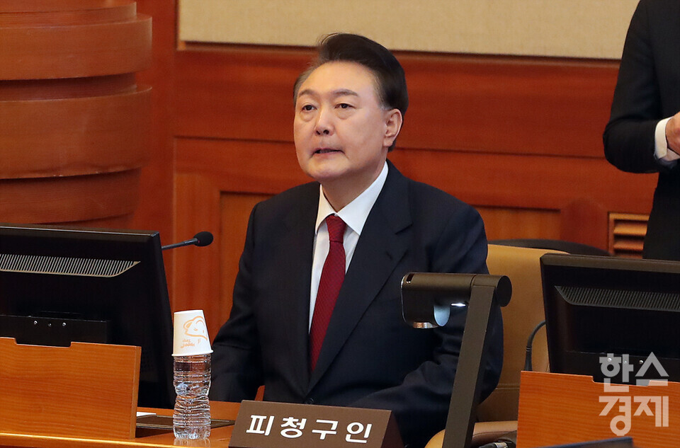 윤석열 대통령이 13일 서울 종로구 헌법재판소에서 열리는 탄핵심판 8차 변론에 출석하고 있다. /최대성 기자 dpdaesung@sporbiz.co.kr 2025.02.13.(사진공동취재단)