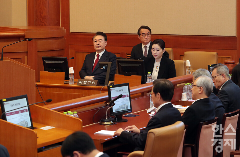 윤석열 대통령이 13일 서울 종로구 헌법재판소에서 열리는 탄핵심판 8차 변론에 출석하고 있다. /최대성 기자 dpdaesung@sporbiz.co.kr 2025.02.13.(사진공동취재단)