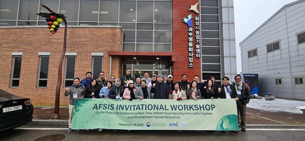 지난 12일 아세안(ASEAN) 5개국의 식량안보 관계자들이 농업기술센터 과수명품화사업소를 방문했다./ 화성특례시 제공