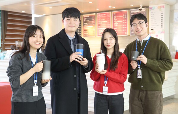 일회용 플라스틱 컵 제로존 사내 카페에서 텀블러를 사용하는 직원들. /한국마사회 제공