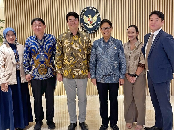 부디 구나디 사디킨 인도네시아 보건부장관(오른쪽에서 세 번째), 유현승 시지바이오 대표(왼쪽에서 세 번째), 어효중 시지바이오 인도네시아 사업책임자(맨 오른쪽)가 인니 의료기기 제조업 발전 협력 논의를 기념하며 기념촬영을 하고 있다. /시지바이오 제공