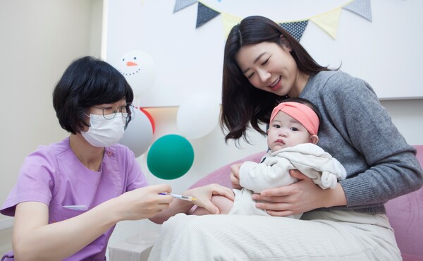 서울 동대문구 한 병원에서 생후 8개월 영아가 RSV 항체주사(베이포투스)를 접종받고 있다. /SK바이오사이언스 제공
