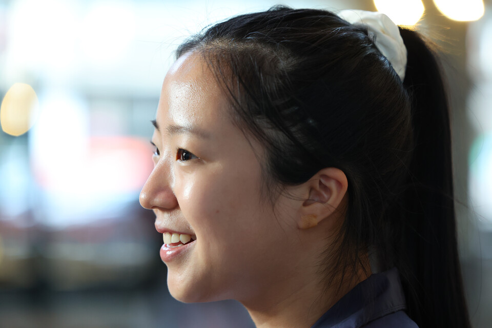 2024 파리올림픽에 출전하는 신유빈이 20일 오후(현지시간) 프랑스 파리 샤를 드골공항 2터미널을 통해 입국해 한국 취재진과 인터뷰를 하고 있다. /연합뉴스