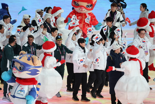 14일 중국 하얼빈 국제 컨벤션 전시 스포츠센터에서 열린 제9회 하얼빈 동계아시안게임 폐회식에서 대한민국 선수단이 입장하고 있다. /연합뉴스