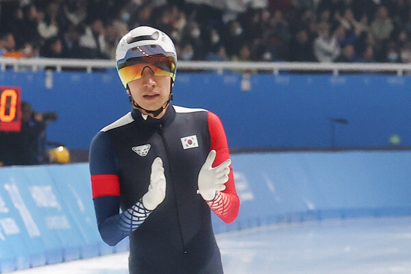 11일 중국 하얼빈 헤이룽장 빙상훈련센터 스피드스케이팅 오벌에서 열린 하얼빈 동계아시안게임 스피드스케이팅 남자 팀추월에 정재원·박상언과 함께 출전한 이승훈이 레이스를 마친 뒤 박수를 치고 있다. /연합뉴스
